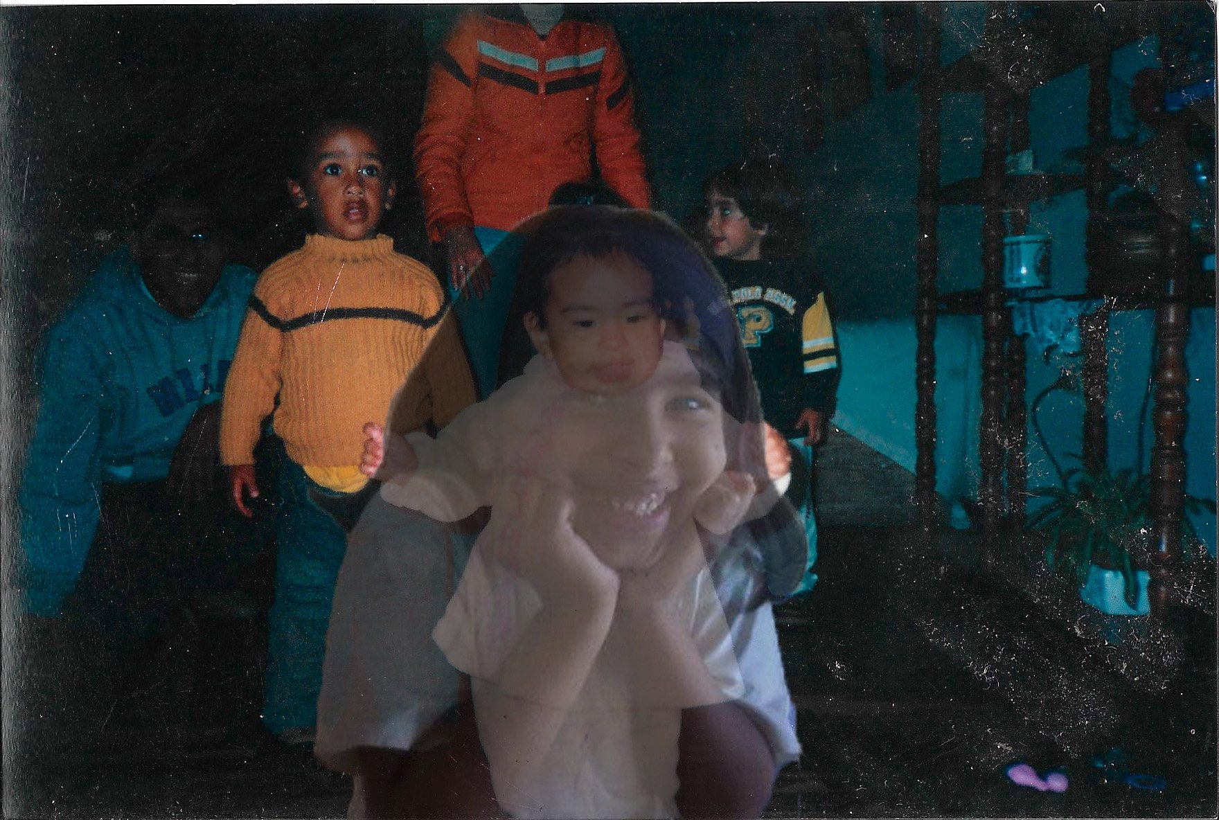 Composición con niños en un interior oscuro y un retrato infantil superpuesto al centro