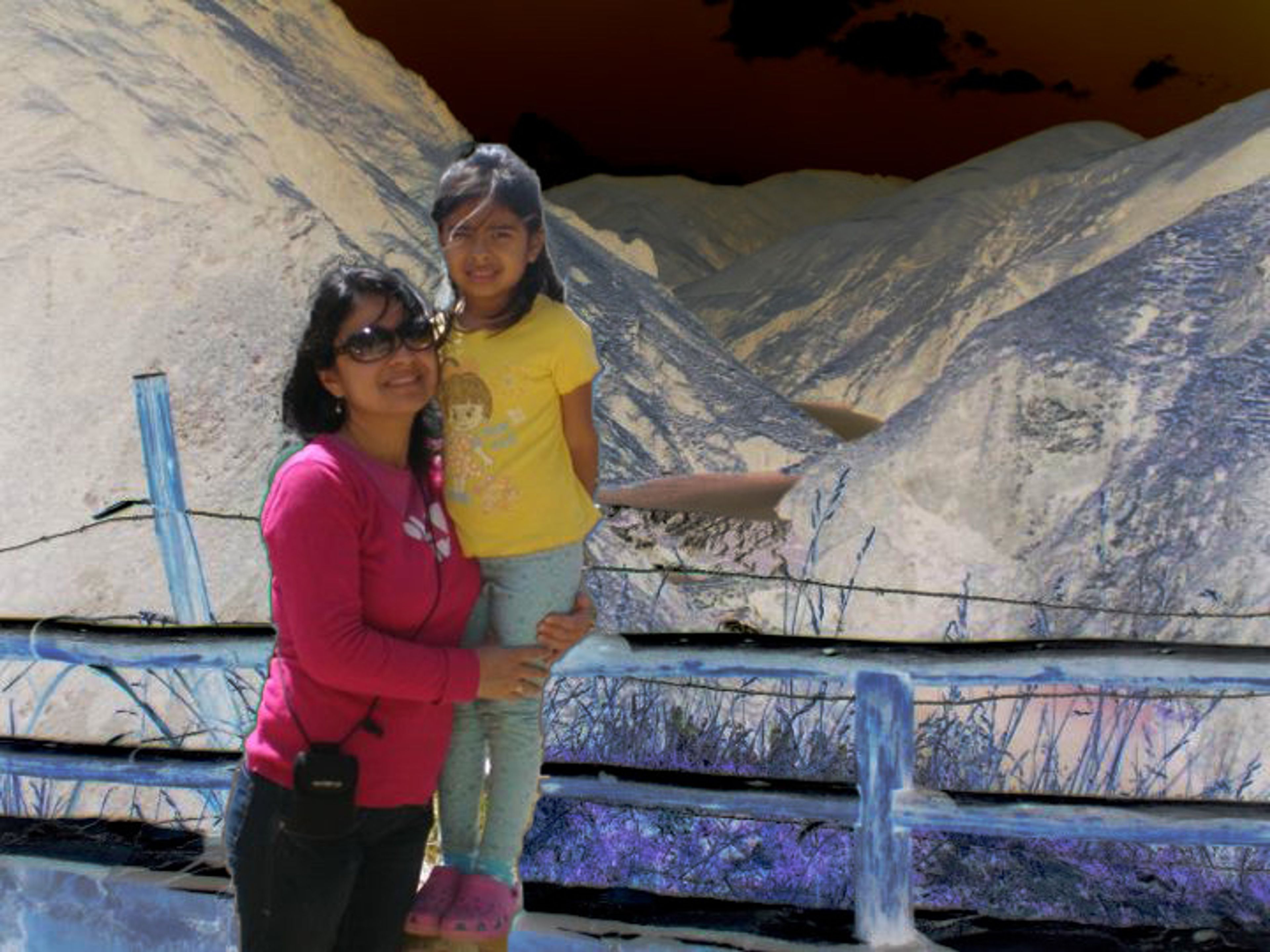 Fotografía de una mujer y una niña recortadas y colocadas frente a un paisaje alterado digitalmente