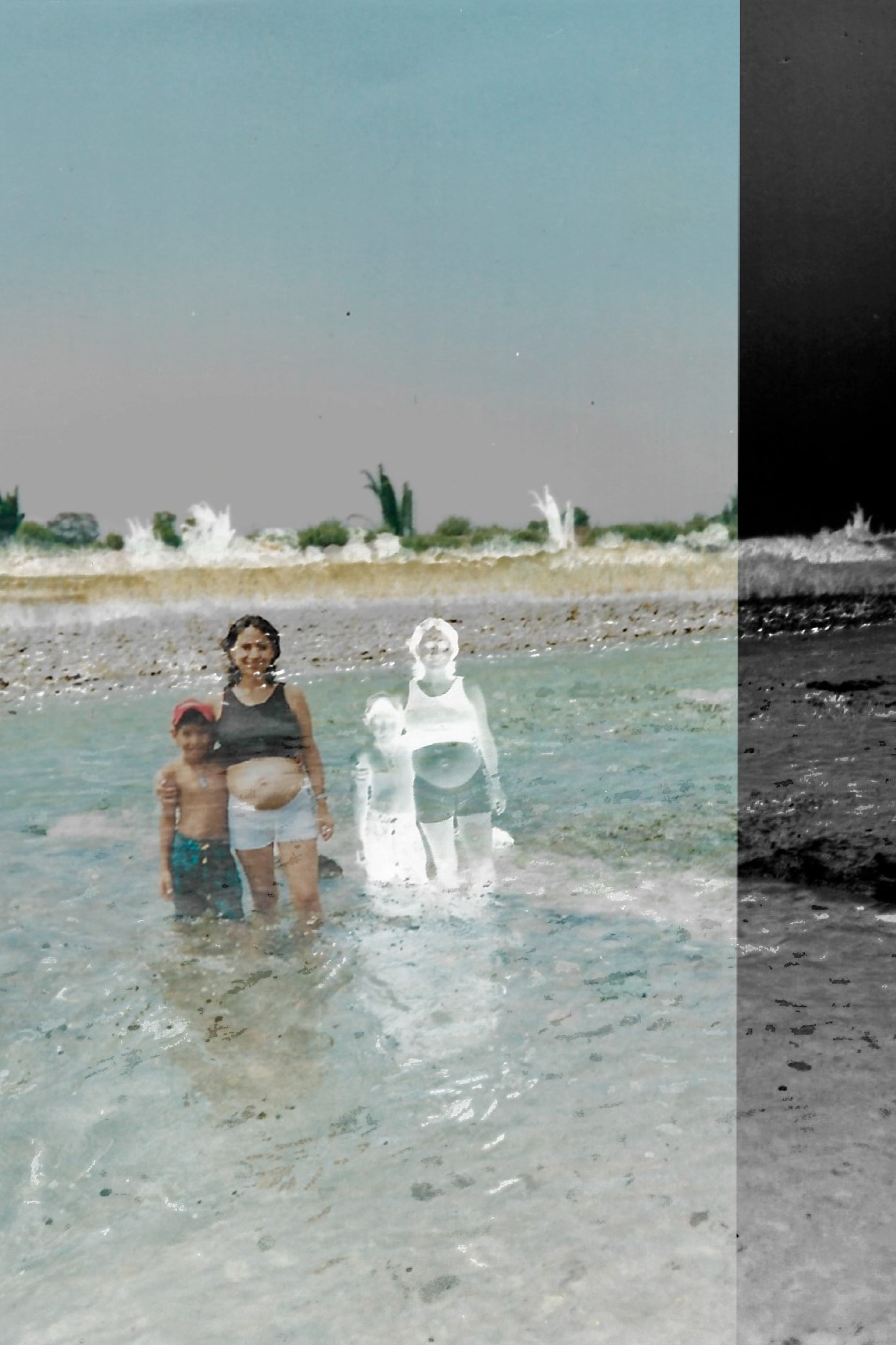 Imagen de una familia en el mar combinada con su versión invertida en blanco y negro