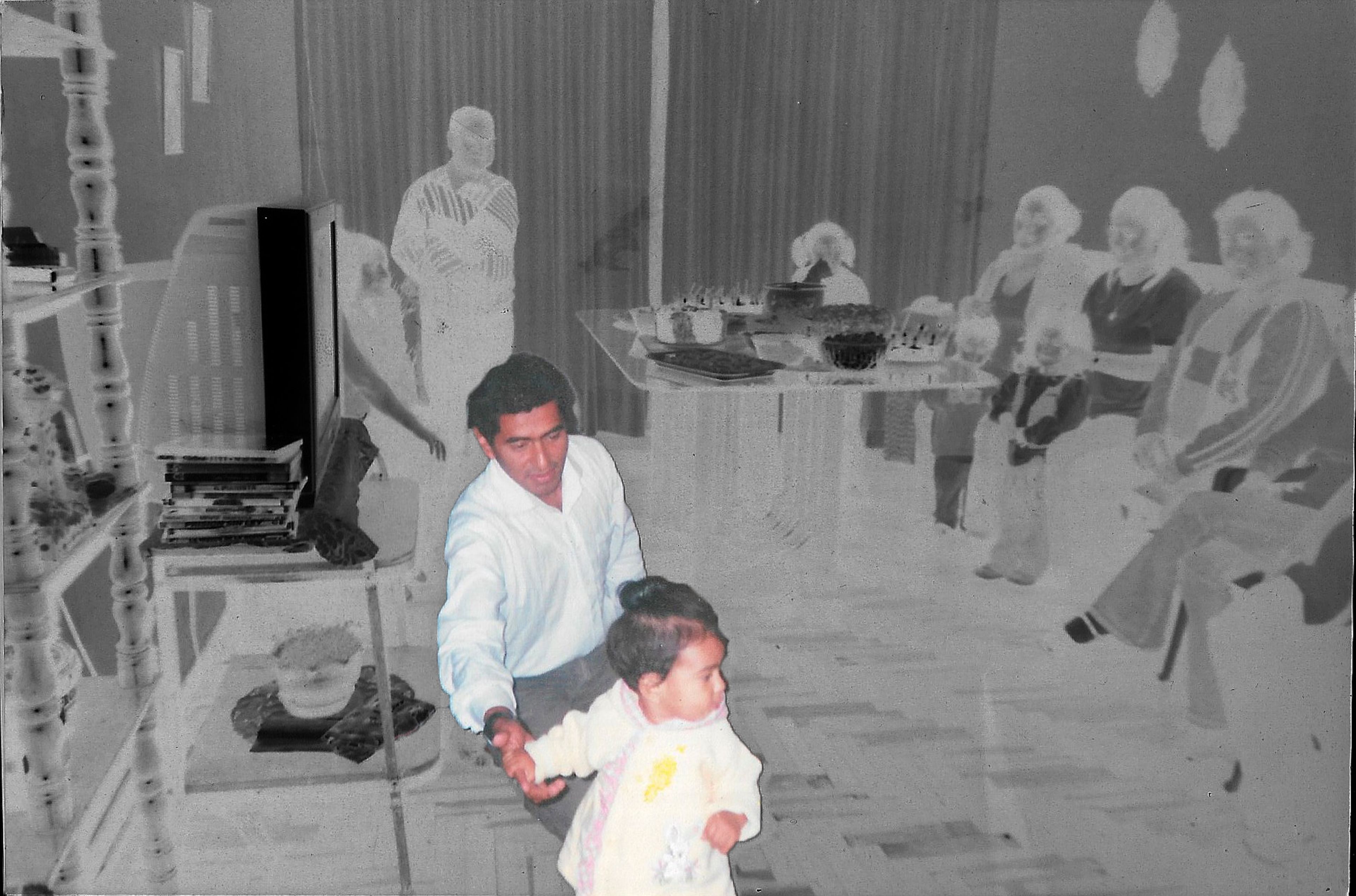 Escena familiar en interior con una figura recortada en color sobre un fondo en negativo