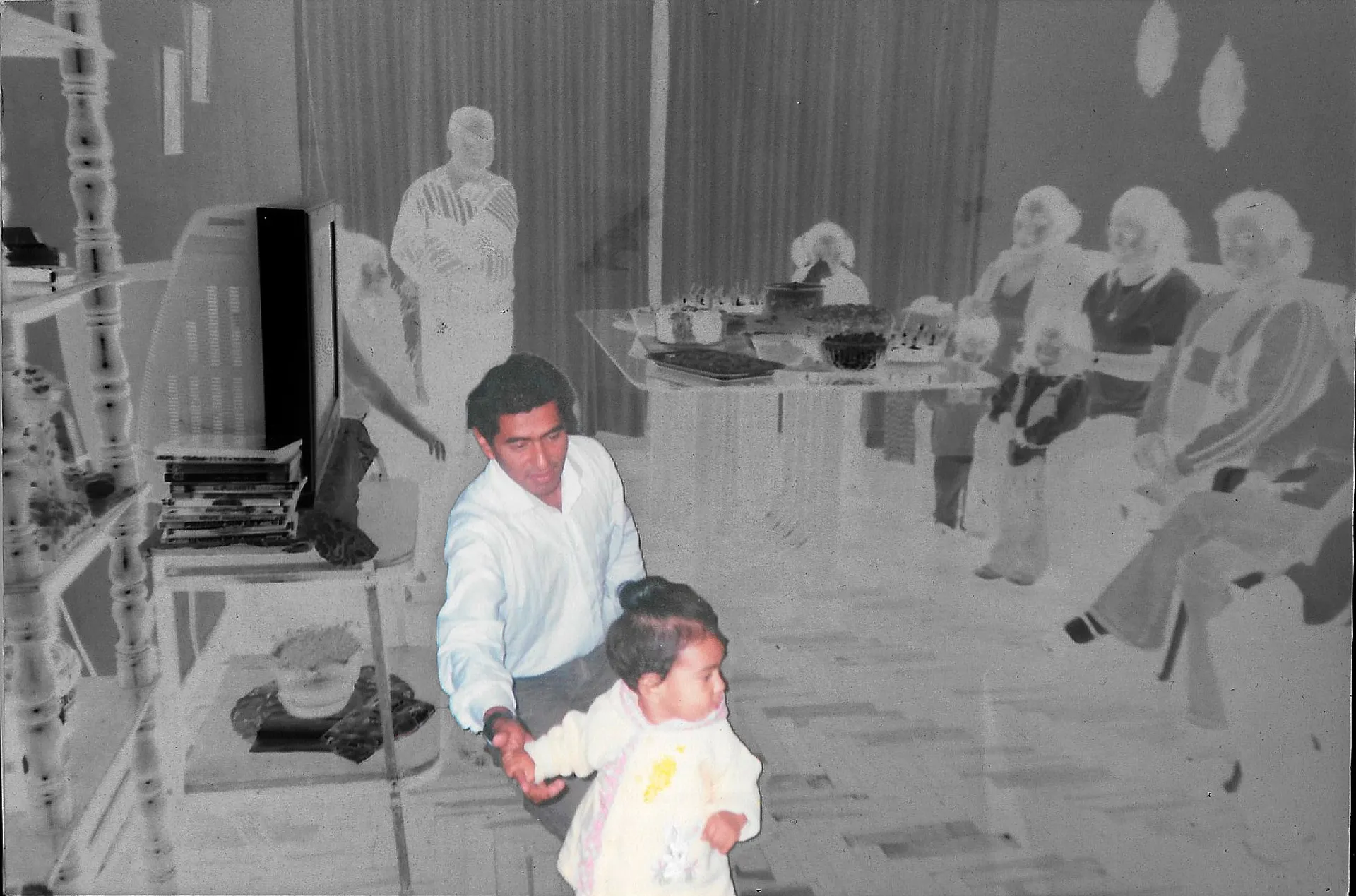 Escena familiar en interior con una figura recortada en color sobre un fondo en negativo
