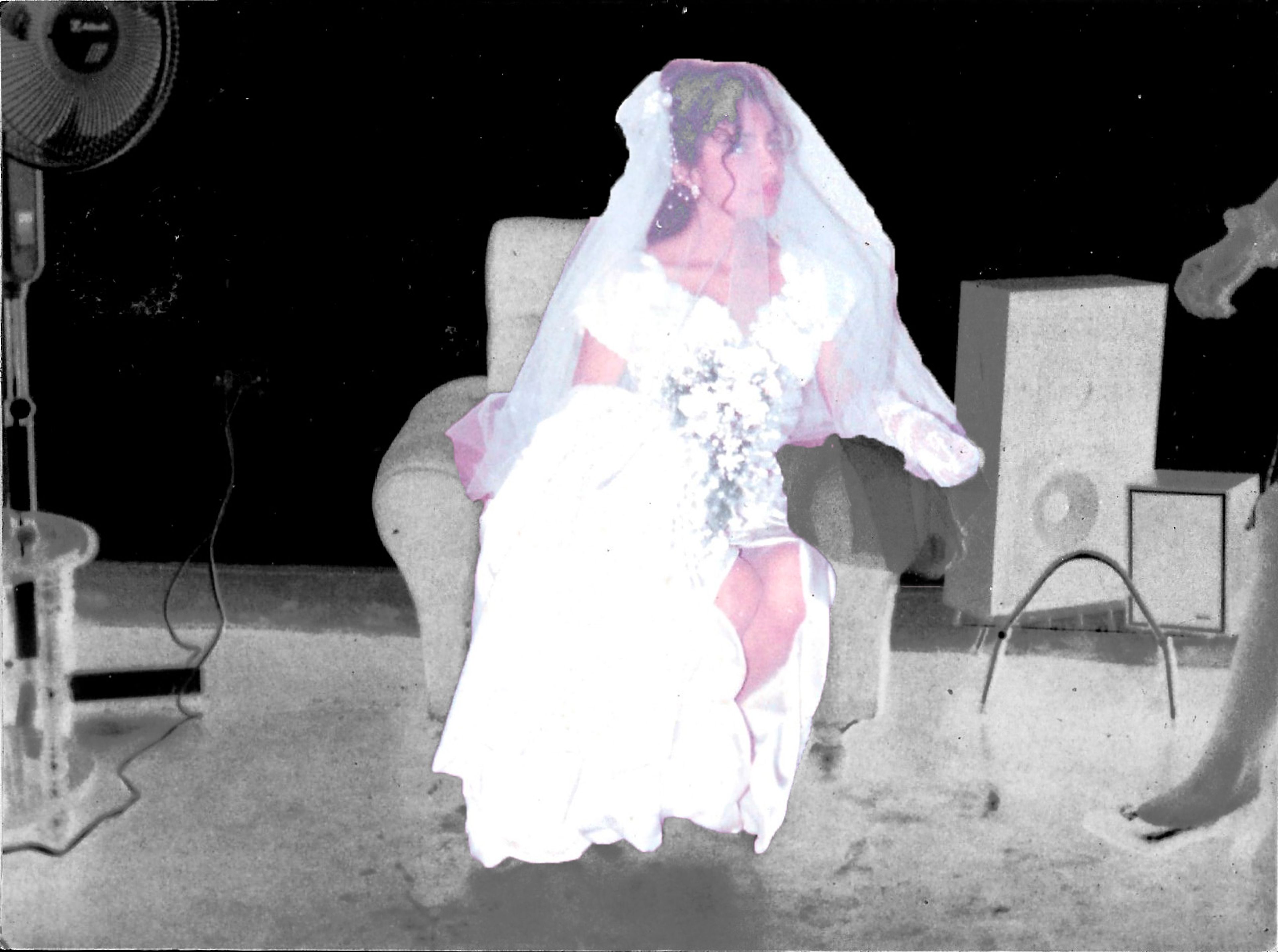 Retrato intervenido de una mujer con vestido blanco, recortada y colocada sobre un fondo oscuro