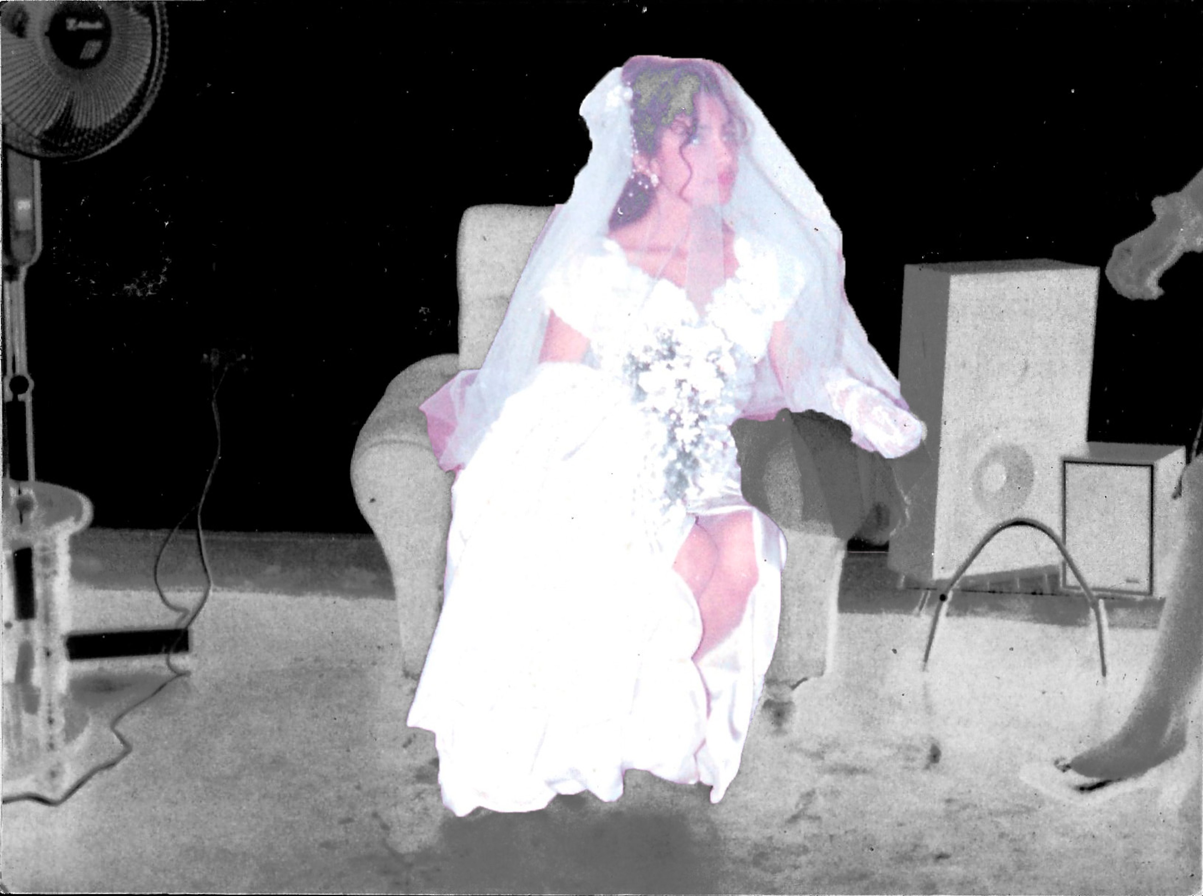 Retrato intervenido de una mujer con vestido blanco, recortada y colocada sobre un fondo oscuro