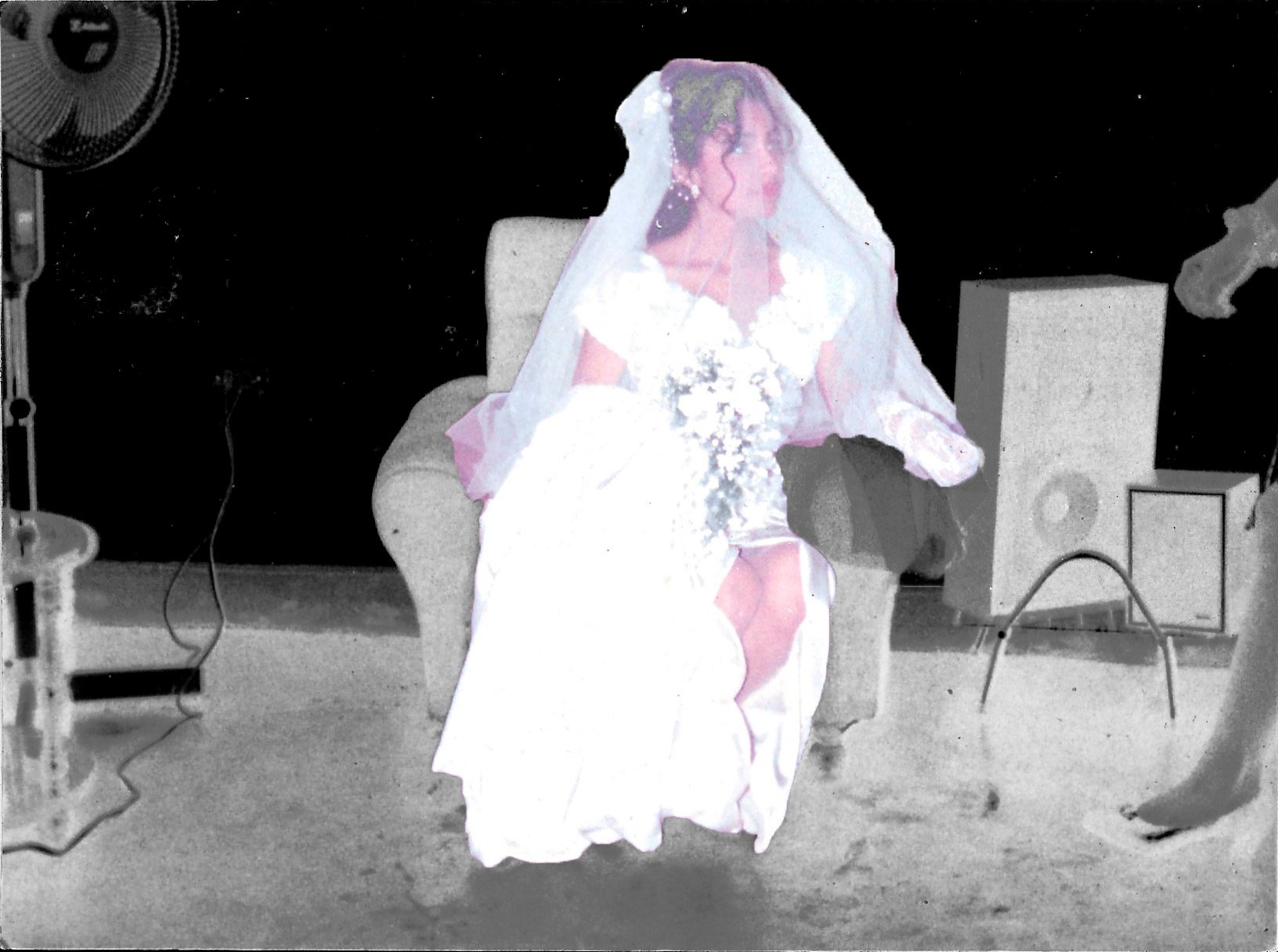 Retrato intervenido de una mujer con vestido blanco, recortada y colocada sobre un fondo oscuro