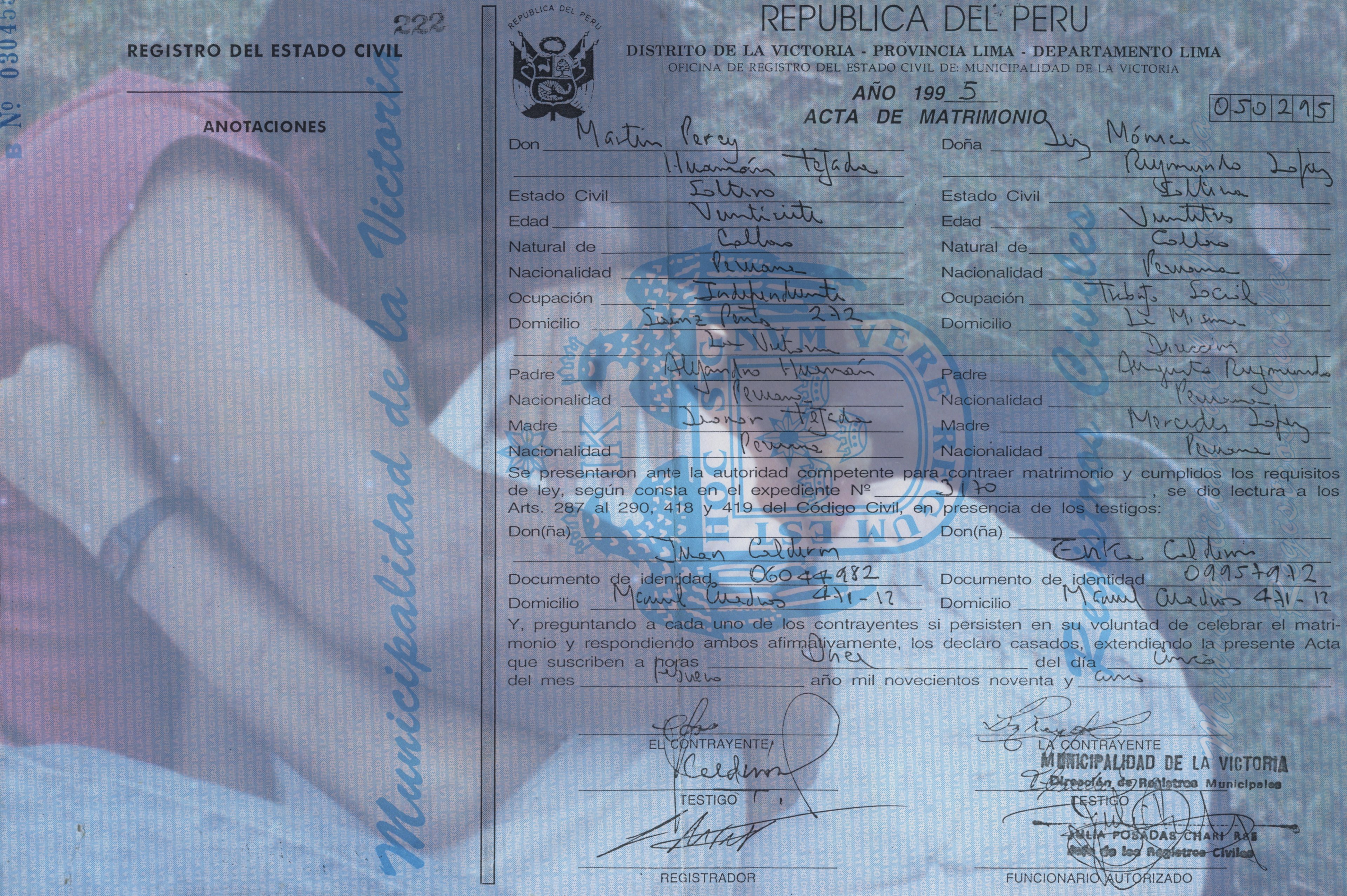 Una foto borrosa de dos personas abrazadas, mezclada con documentos