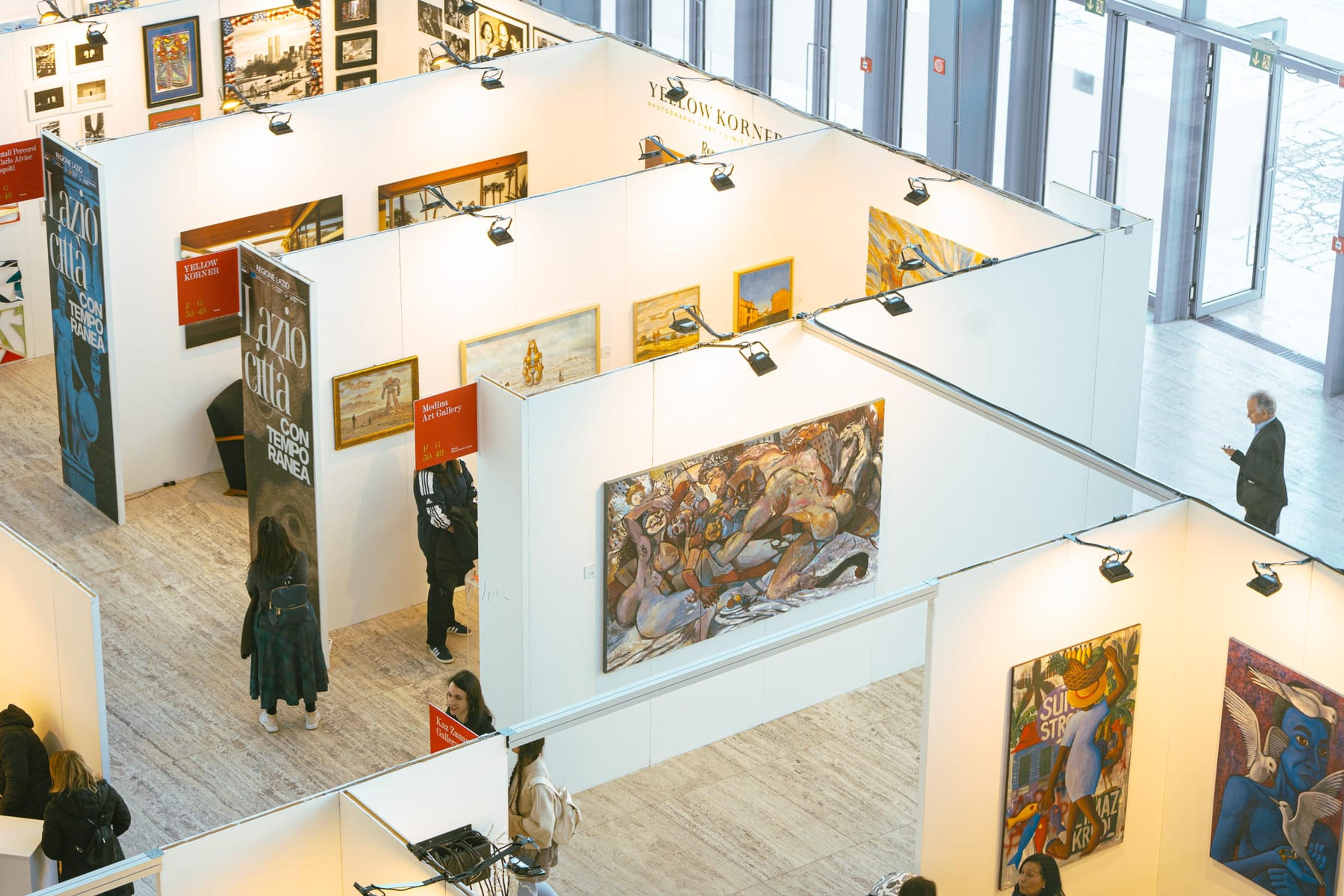 Veduta dall’alto degli stand della mostra Arte in Nuvola