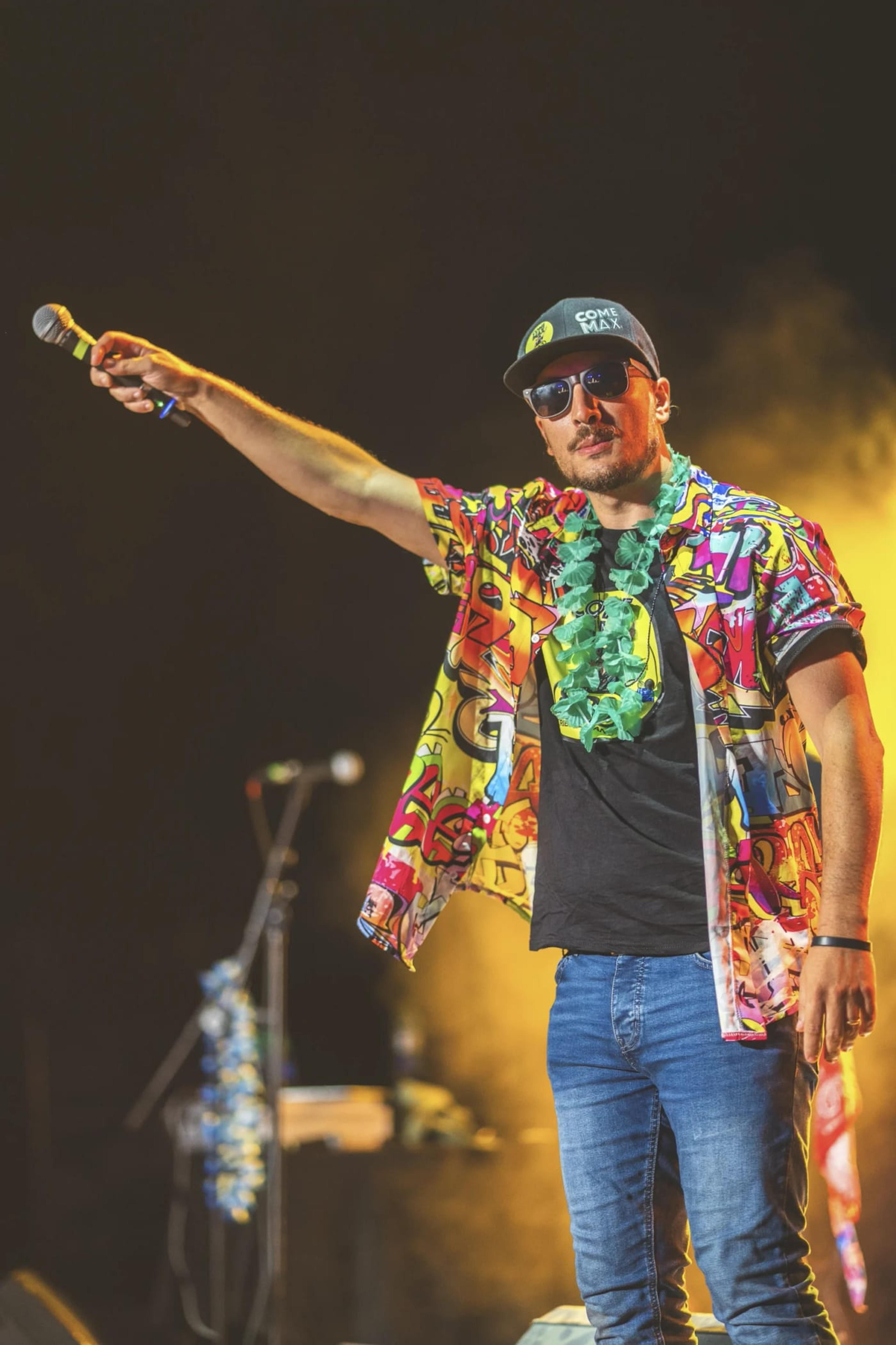 Il cantante con il braccio teso verso il pubblico