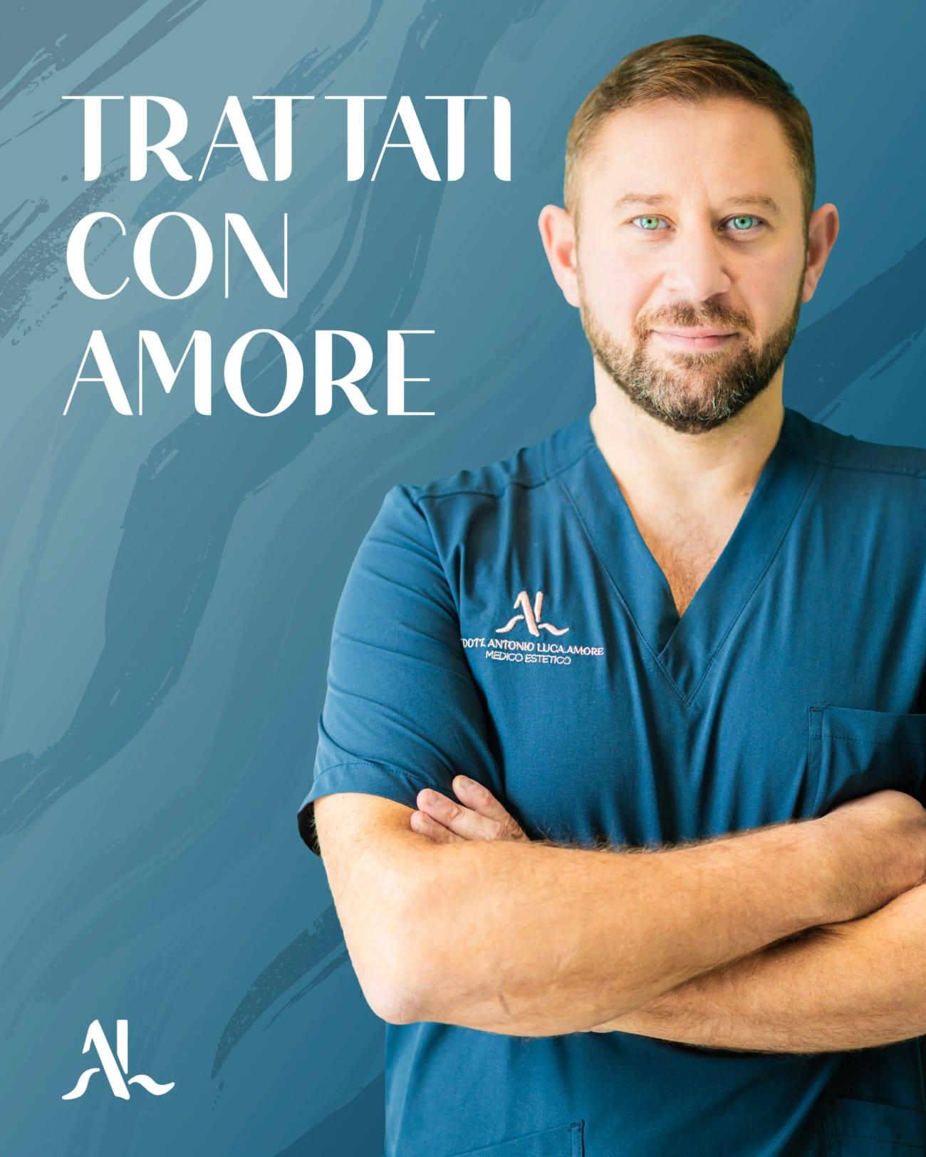 Il Dott. Amore con le braccia incrociate, in divisa blu, davanti a una parete con il suo logo