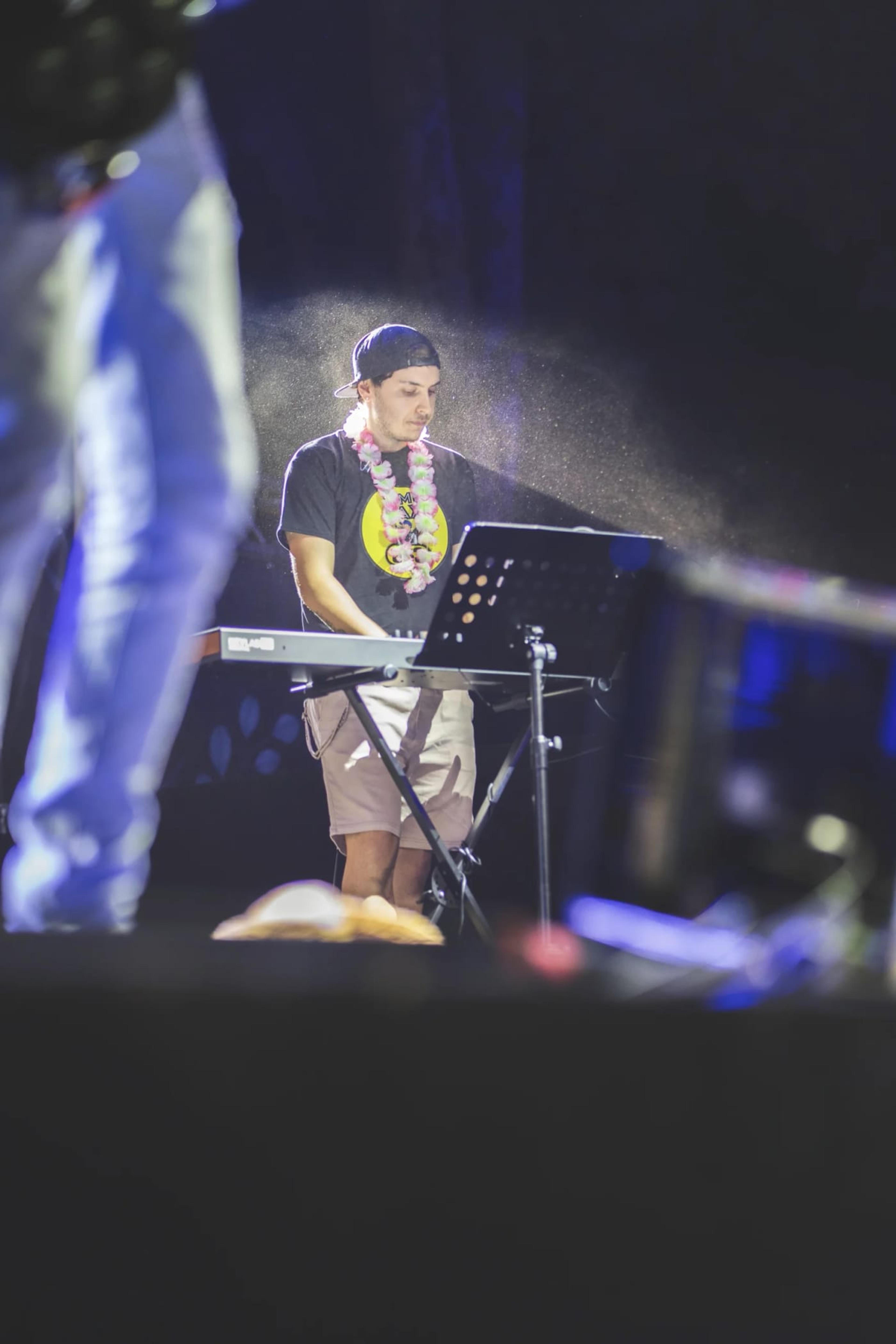 Il tastierista sul palco, in luce blu