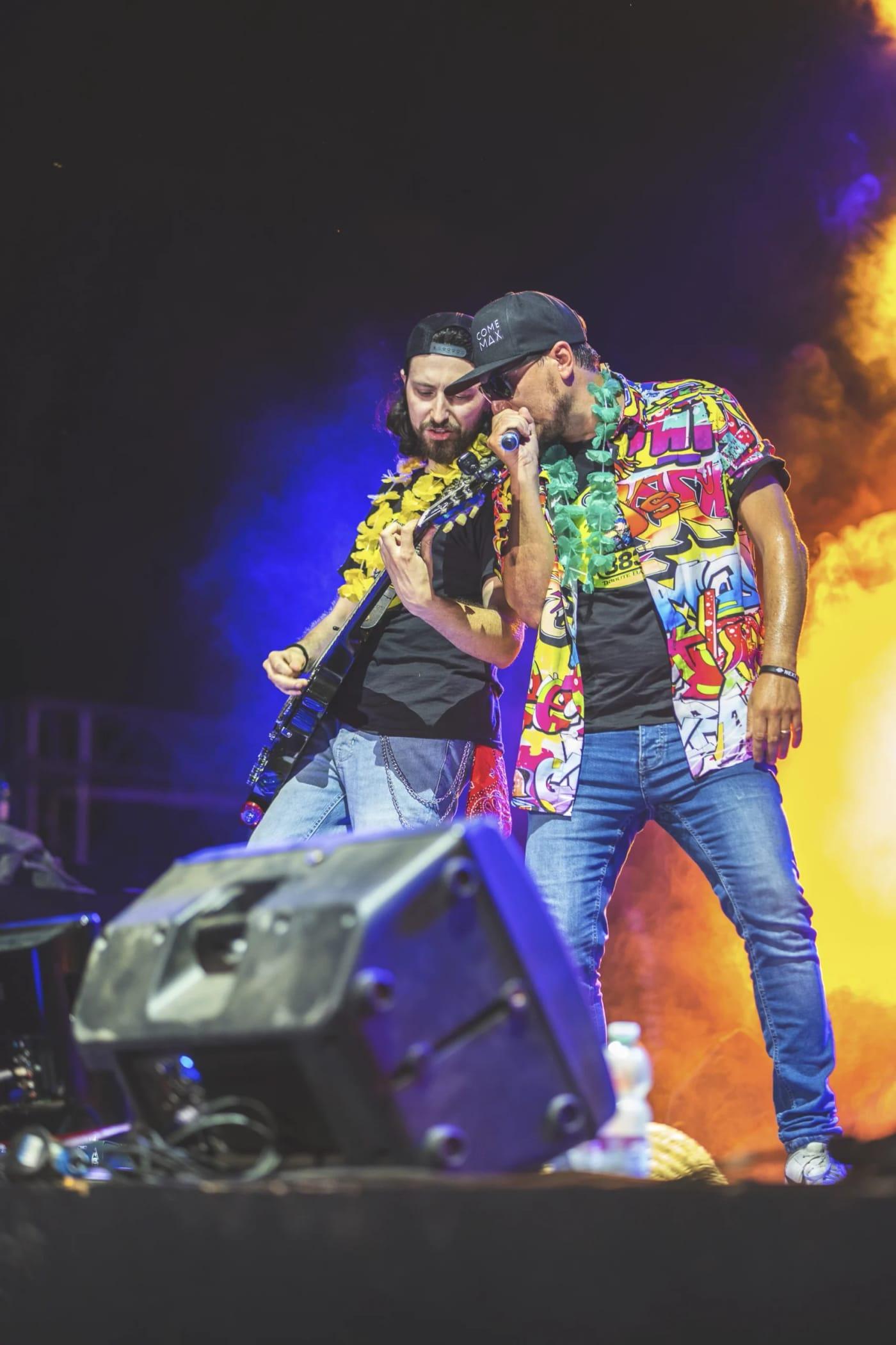 Due musicisti sul palco tra luci e fumo