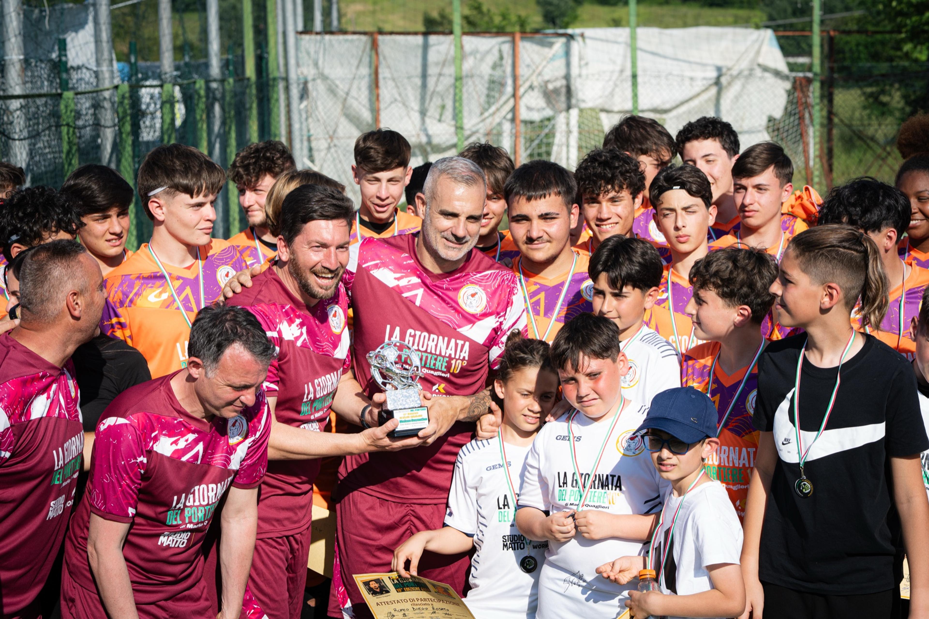 Lo staff e i giovani portieri si stringono attorno al trofeo
