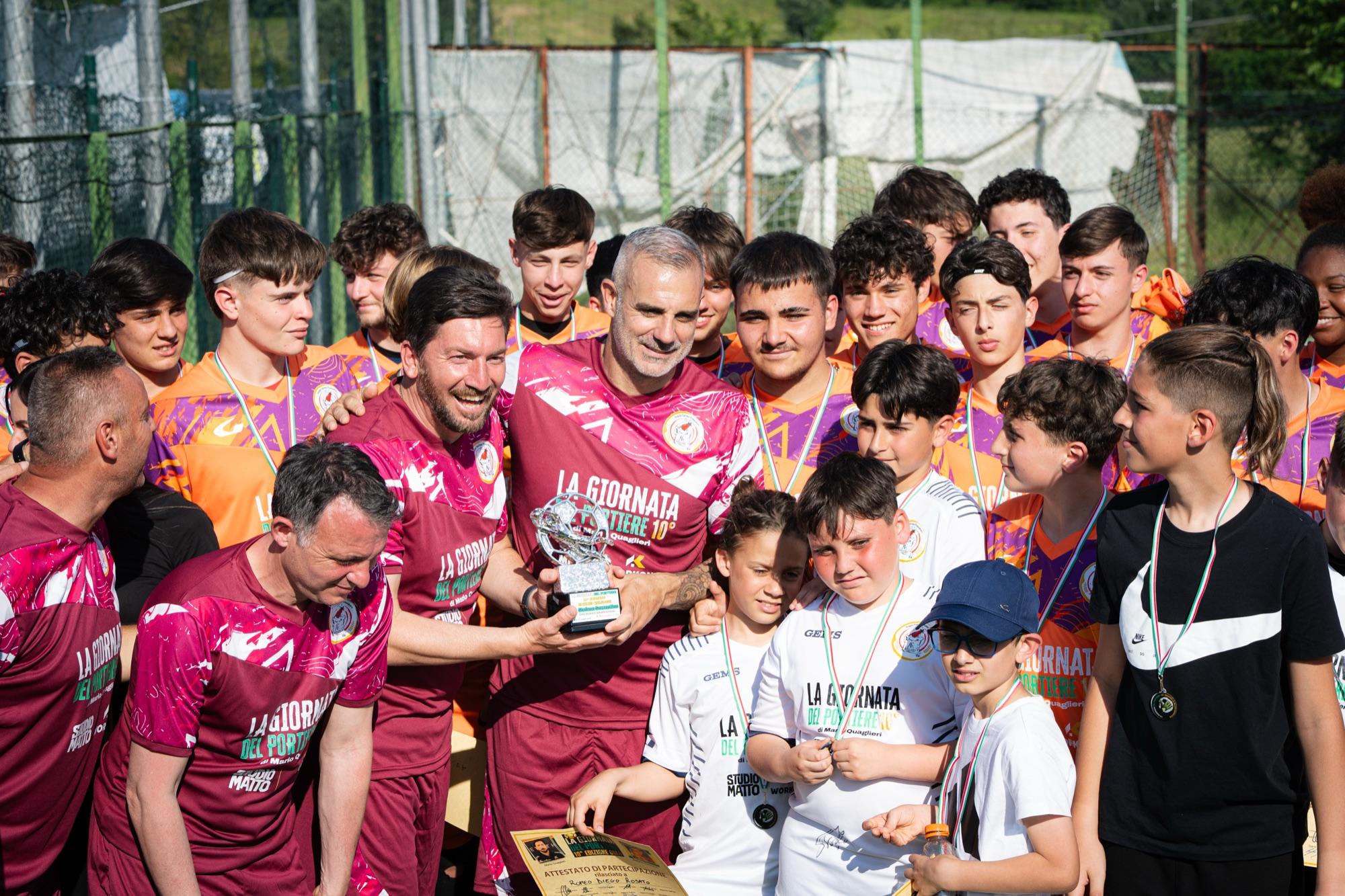 Lo staff e i giovani portieri si stringono attorno al trofeo