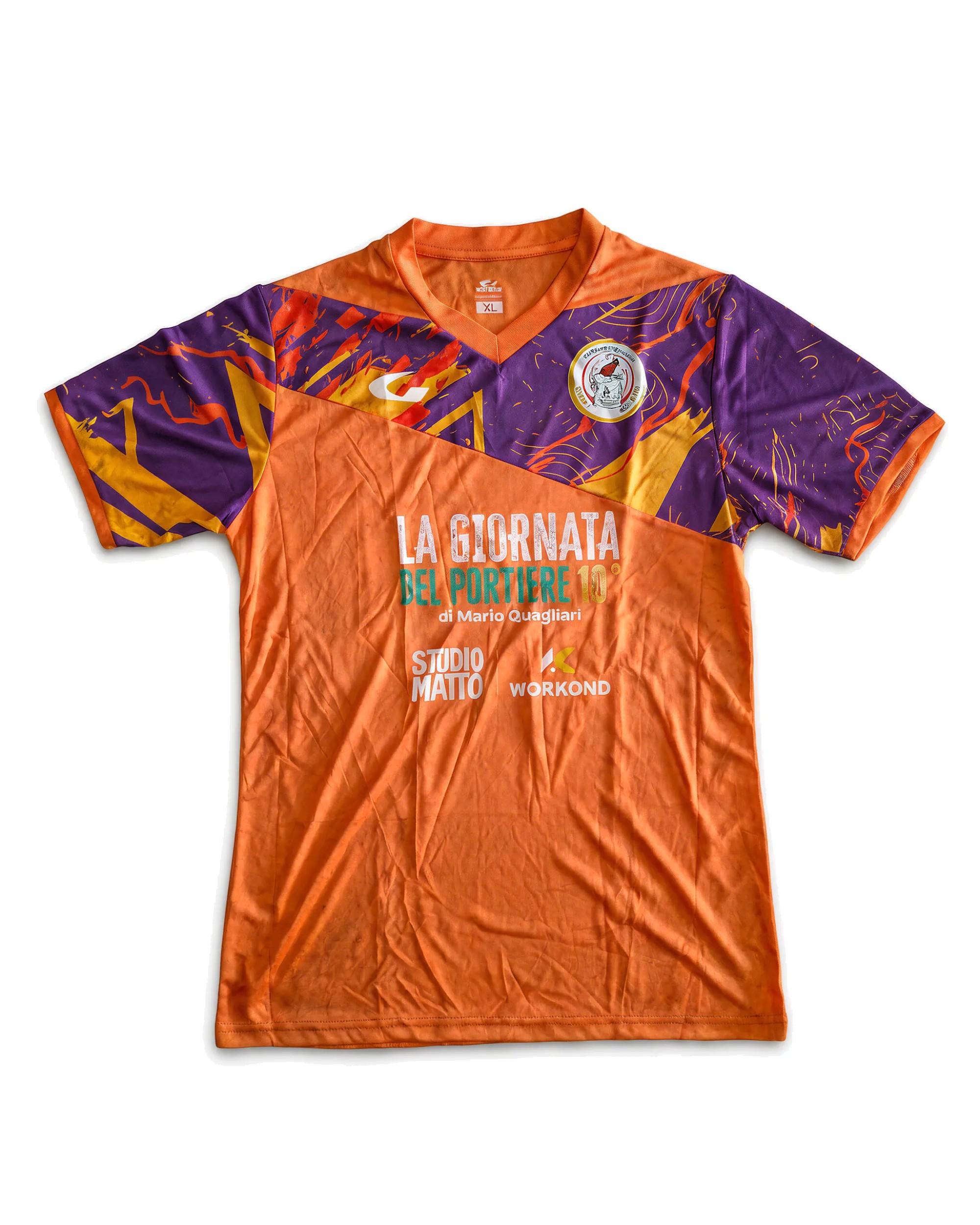 La maglia ufficiale arancione e viola della 10ª Giornata del Portiere, con i loghi di Studio Matto e Workond