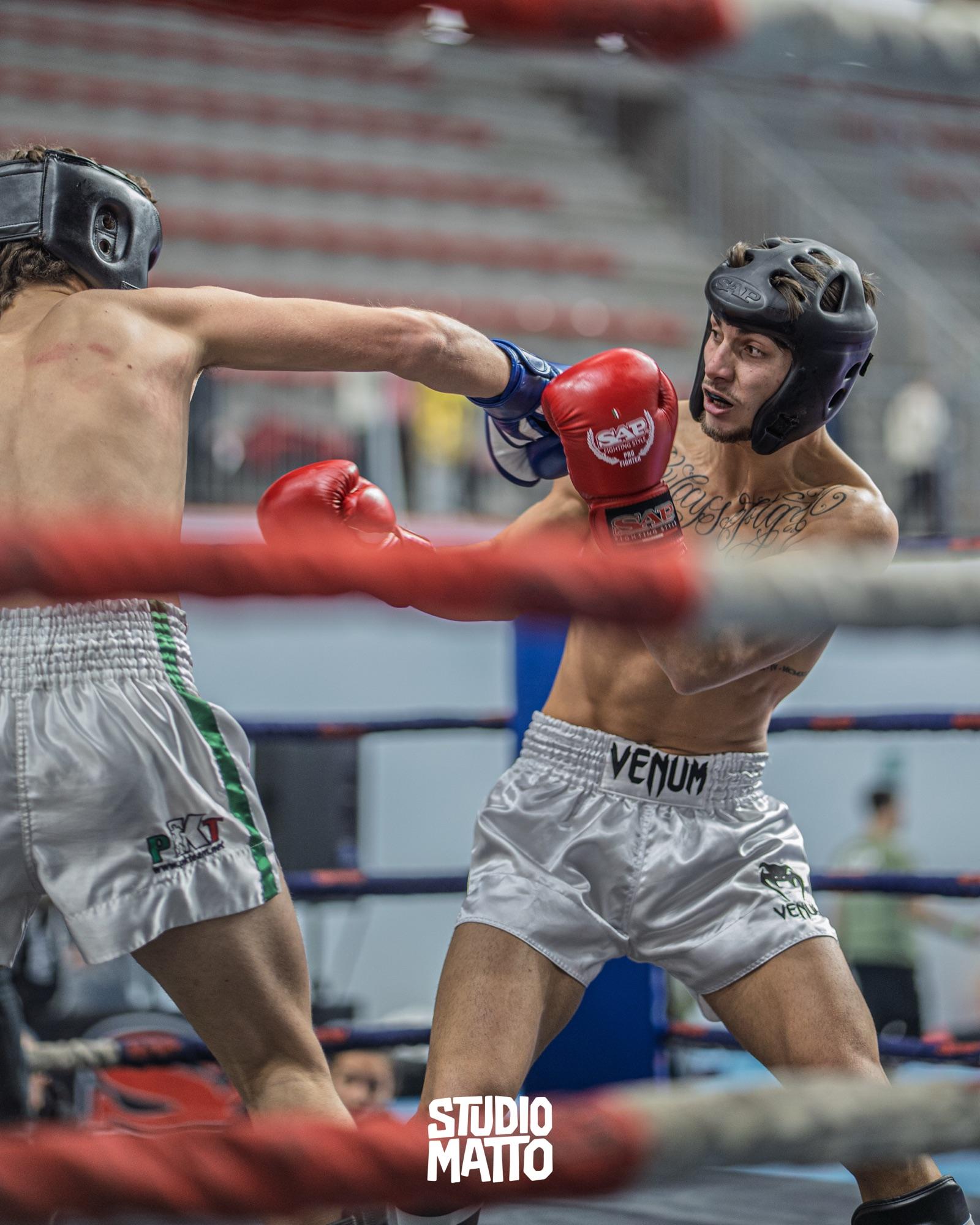 Un diretto al volto sul ring, tra le corde rosse