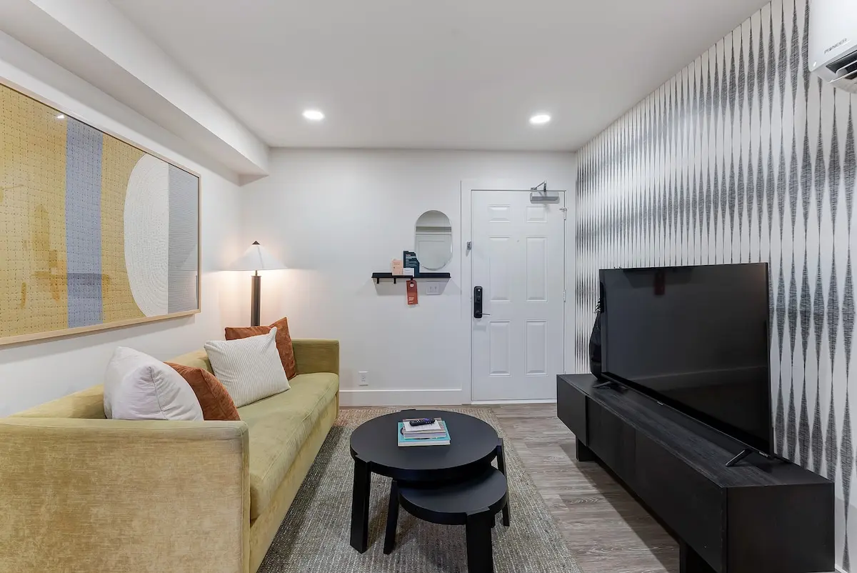 Queen Bedroom photo 9