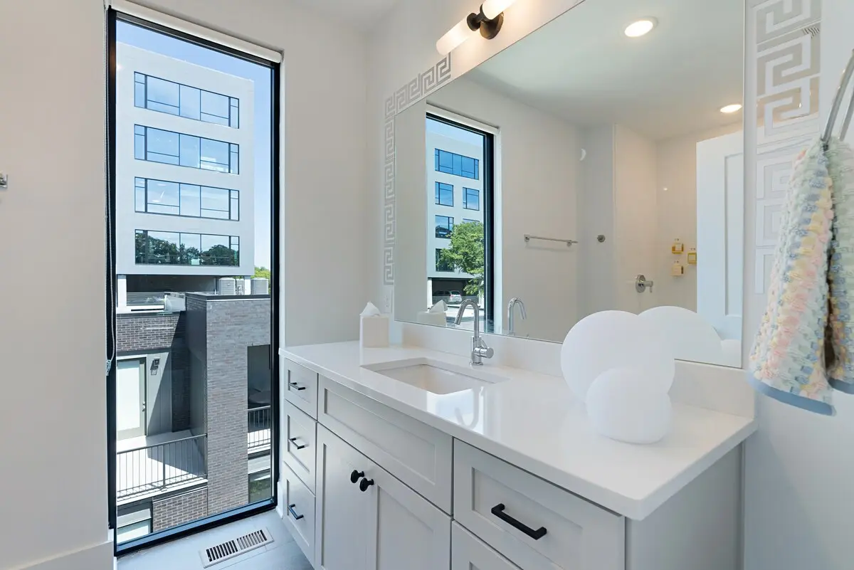 4-Bedroom bathroom