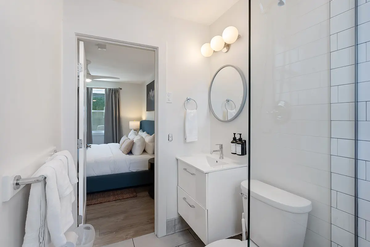 King Bedroom photo 8
