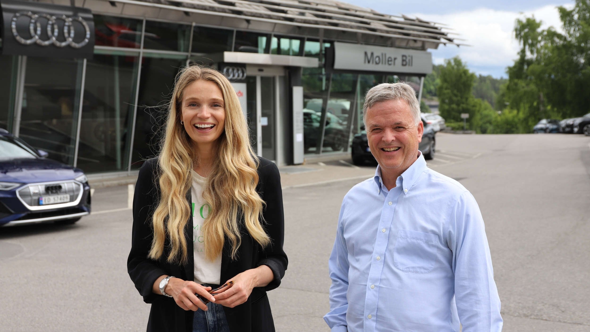 Ida Pernille Hatlebrekke sammen med Erik Gjellan, daglig leder for Møller Bil på Hvam utenfor Oslo