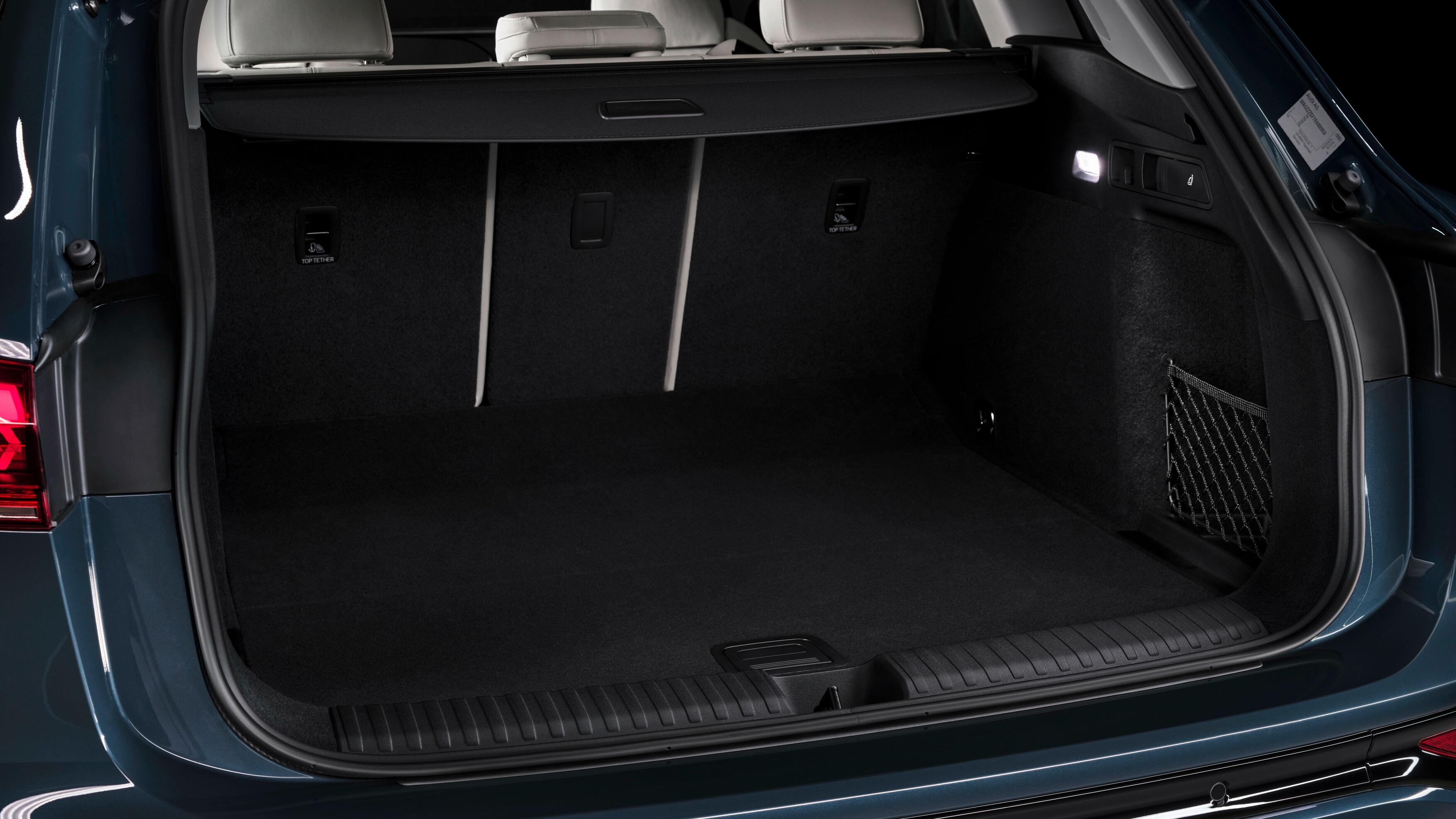 Romselig bagasjerom i Audi Q6 e-tron. Det er rikelig plass under gulvet også.