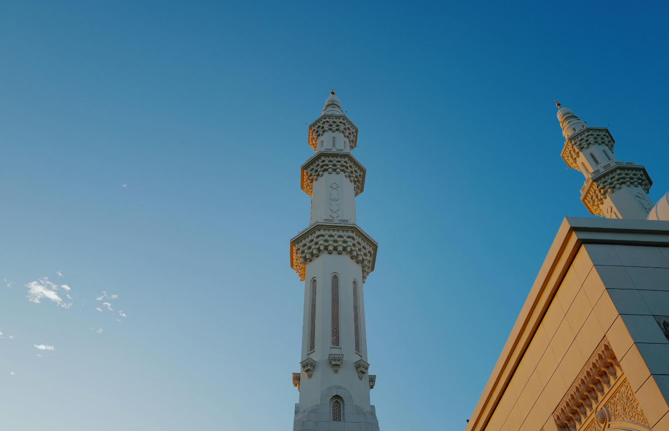 Seorang muslim sedang bersiap menunaikan ibadah salat dengan khusyuk di ruangan yang tenang dan rapi.