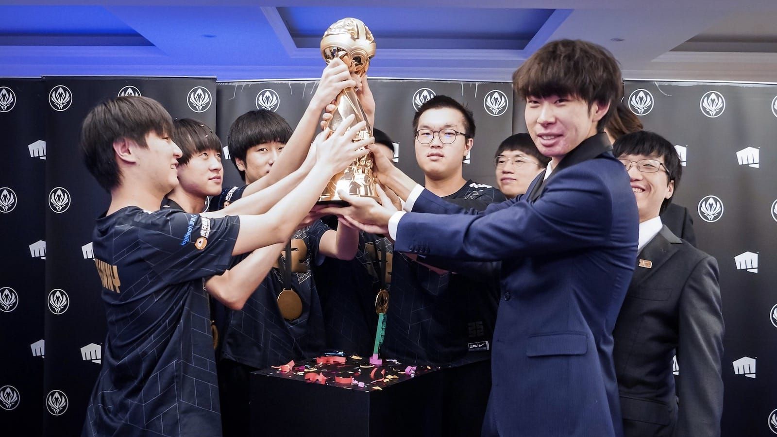 worlds 2018 trophy