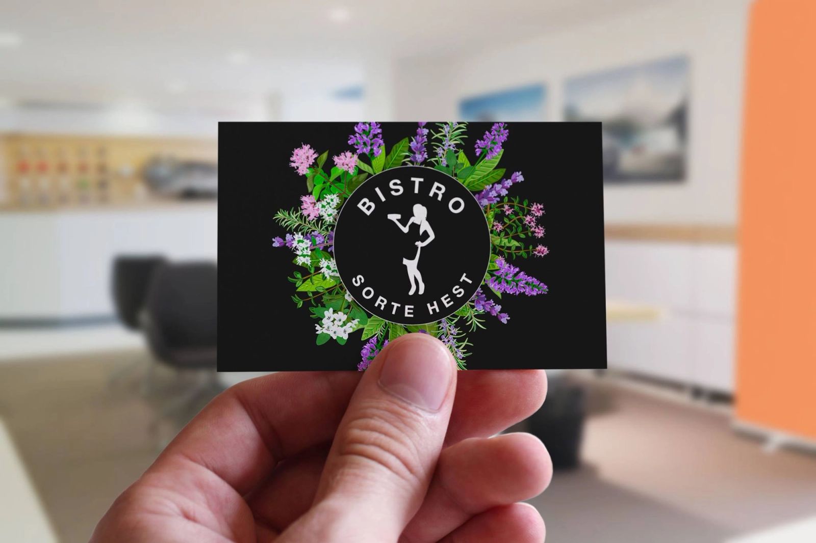 Visitkort med sort baggrund, hvid logo og lilla blomster til fransk bistro på Vesterbro