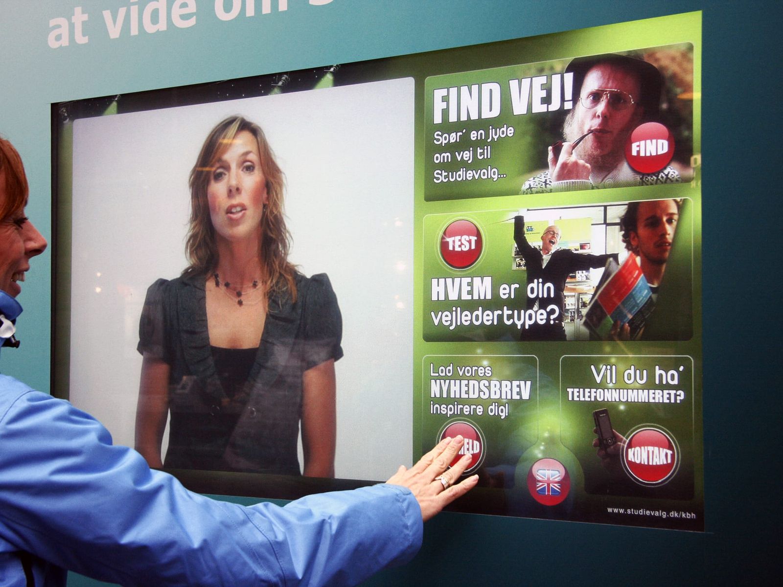 Interaktiv touch-interface med videoguidance på storefront-facade til uddannelsesvejledning