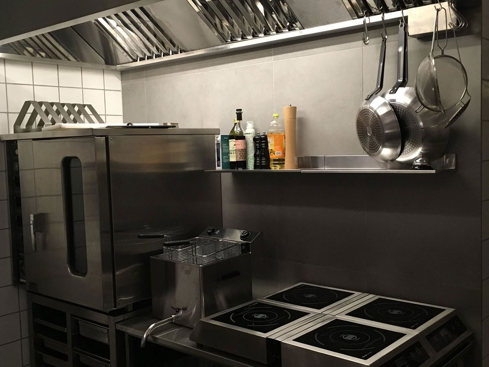 Interior design af professionelt køkken med stål-udstyr, kogeplader og opbevaring til fransk bistro