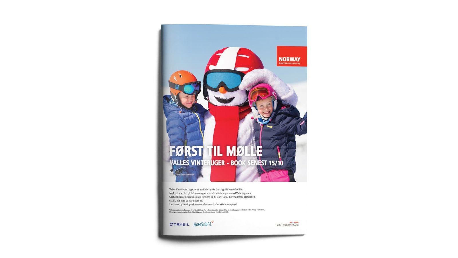 Brochure design til vinterkampagne med børn, maskot og skisportsudstyr på snødækket bakgrund
