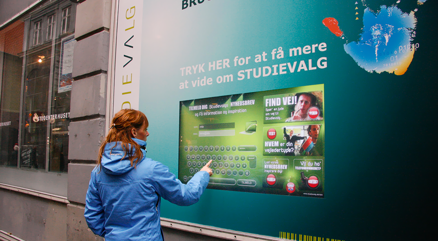 Touch interface design på storefront glas med interaktiv HD-display og videoinspiration til studieprogrammer