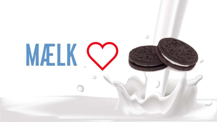Kampagnevisualisering med kreativ retning: mælk og chokoladekiks sprøjter ind i glas med hjertelogo og blå "Mælk"-tekst