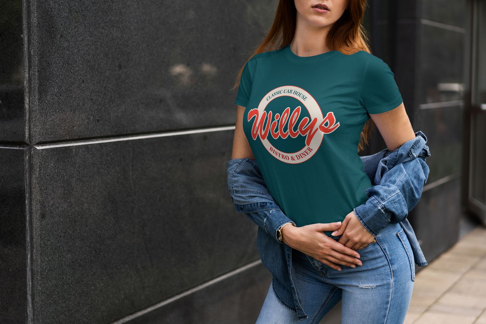 Product branding på t-shirt mockup – Willys Bistro logotil med klassisk diner-aesthetic og moderne design