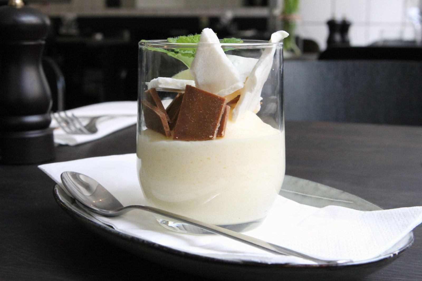Food photography viser elegant citronfromage dessert med chokolade og hvid skum til Bistro Sorte Hest's sociale medier