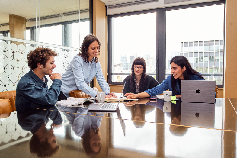 officeriders-equipe-faisant-un-brainstorming-dans-une-salle-creative