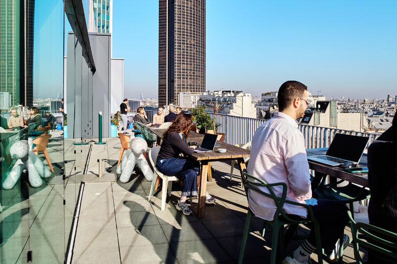Personnes travaillant en terrasse