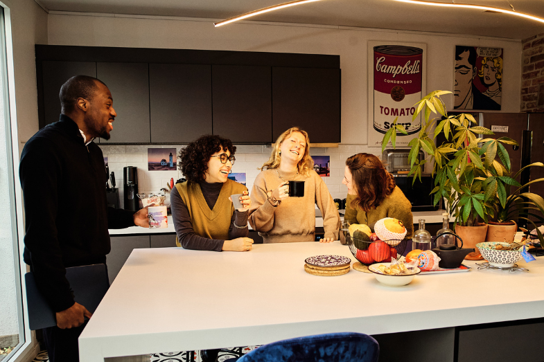 officeriders-équipe-de-travail-heureuse-dans-un-coworking
