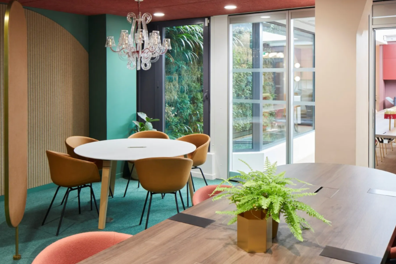 officeriders-salle-de-reunion-moderne-avec-espace-vert