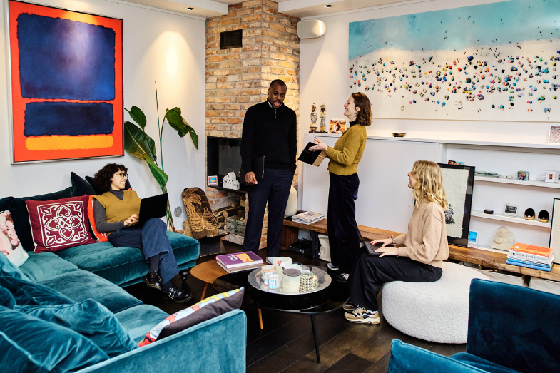 OFFICERIDERS-PERSONNES-SALLE DE REUNION