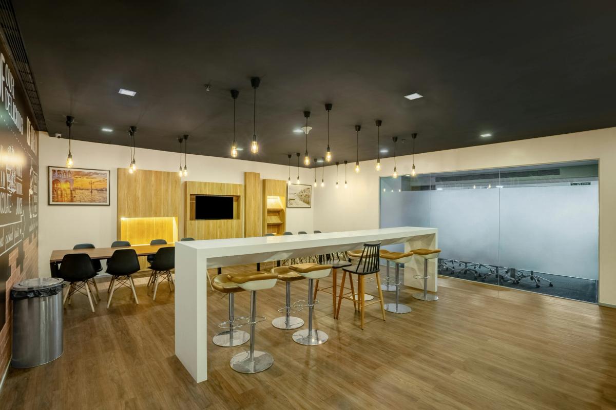 officeriders-espace-seminaire-lumiere-naturelle-collaboratif