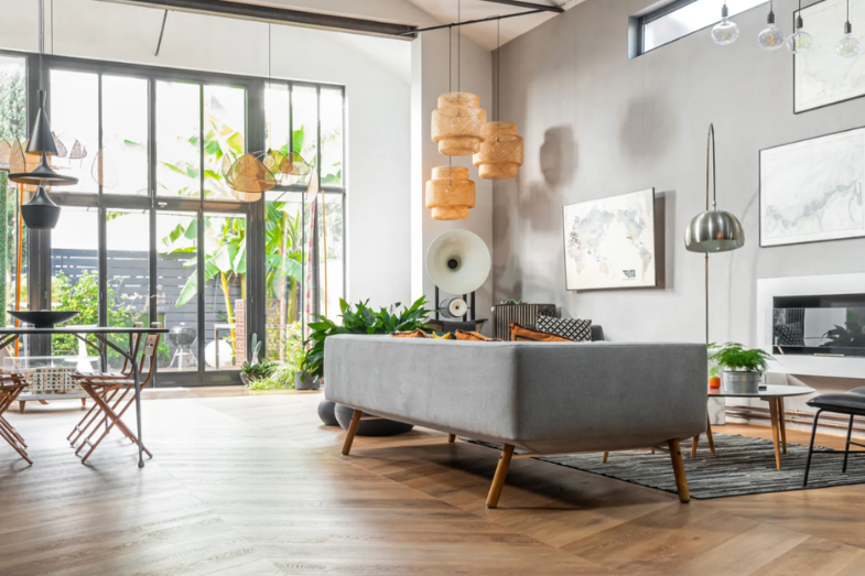 officeriders-espace-de-travail-spacieux-avec-vitrine-et-plantes