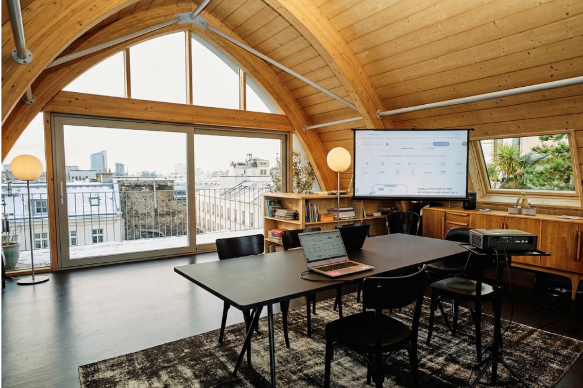 officeriders-difference-flex-office-desk-sharing-coworking