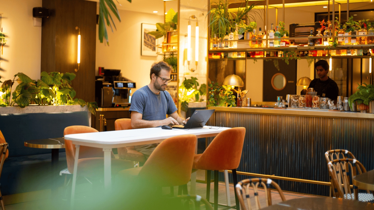Guide pour choisir un espace de coworking adapté aux besoins des entreprises et des équipes hybrides