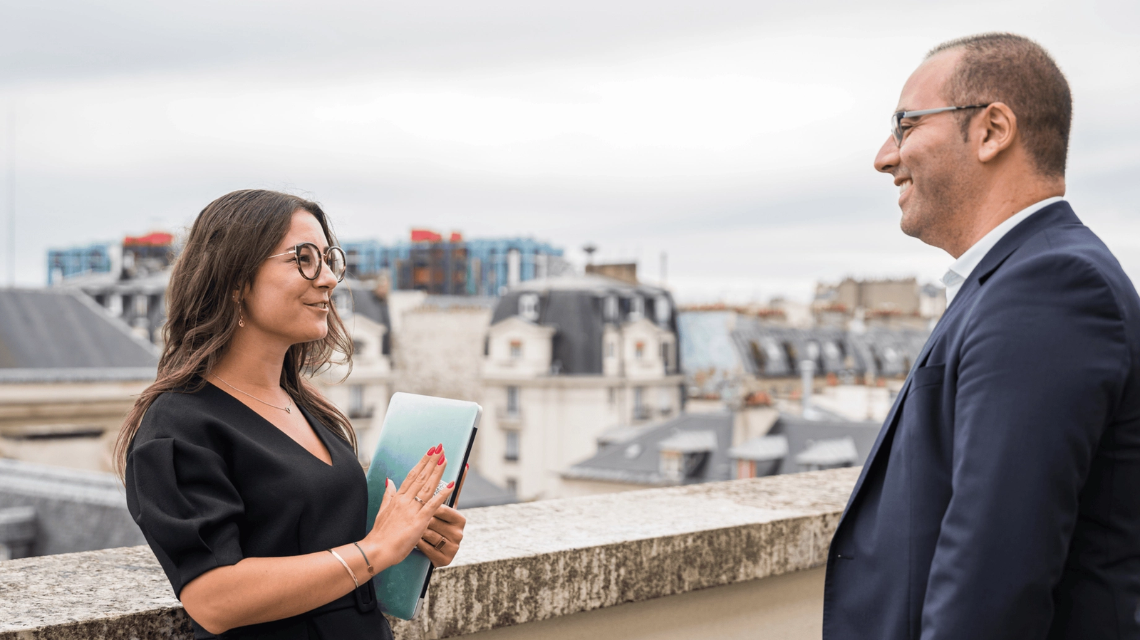Collaboration entre DRH et directeur immobilier pour optimiser les espaces de travail et le travail hybride