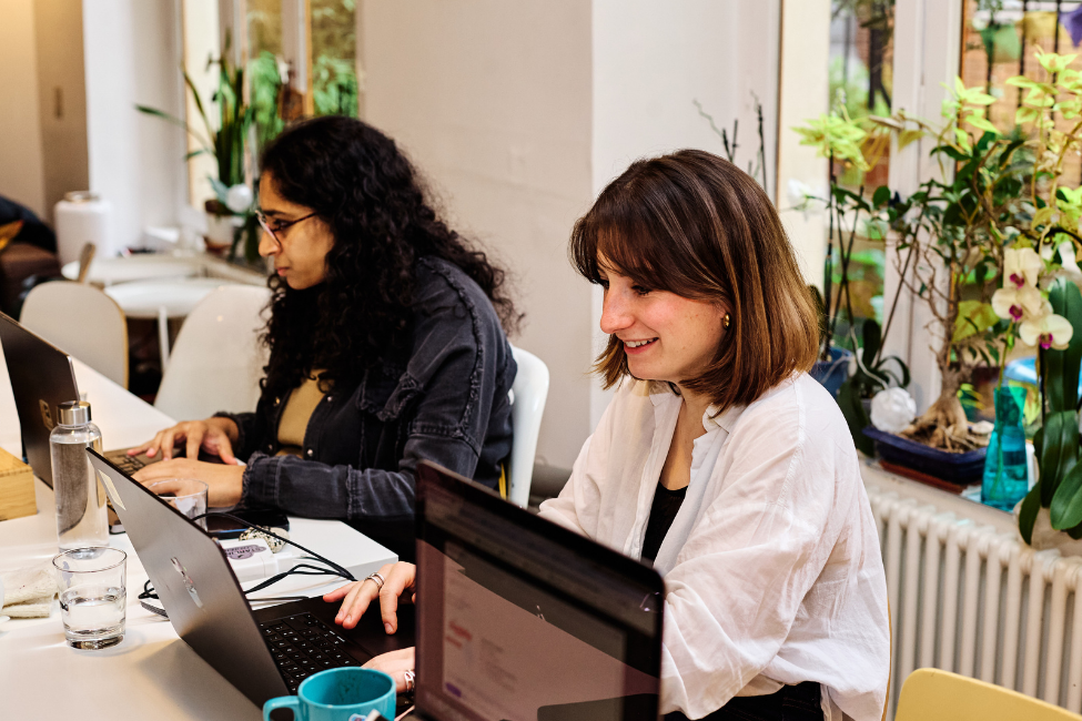 officeriders-professionnels travaillant dans un espace de coworking
