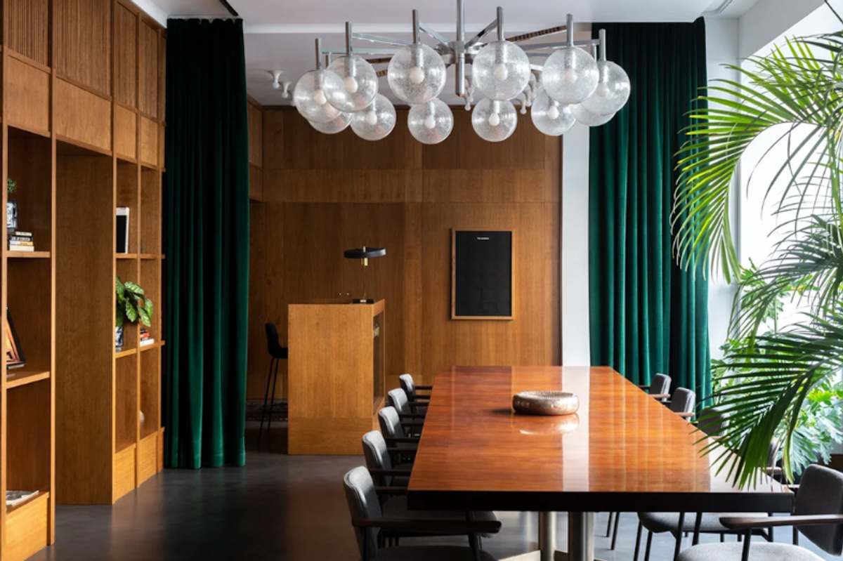 OfficeRiders-Salle-de-réunion-minimaliste