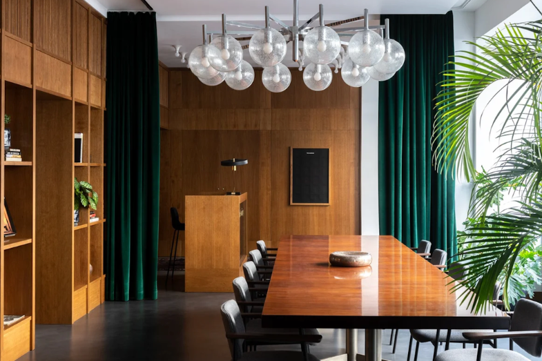 OfficeRiders-Salle-de-réunion-minimaliste
