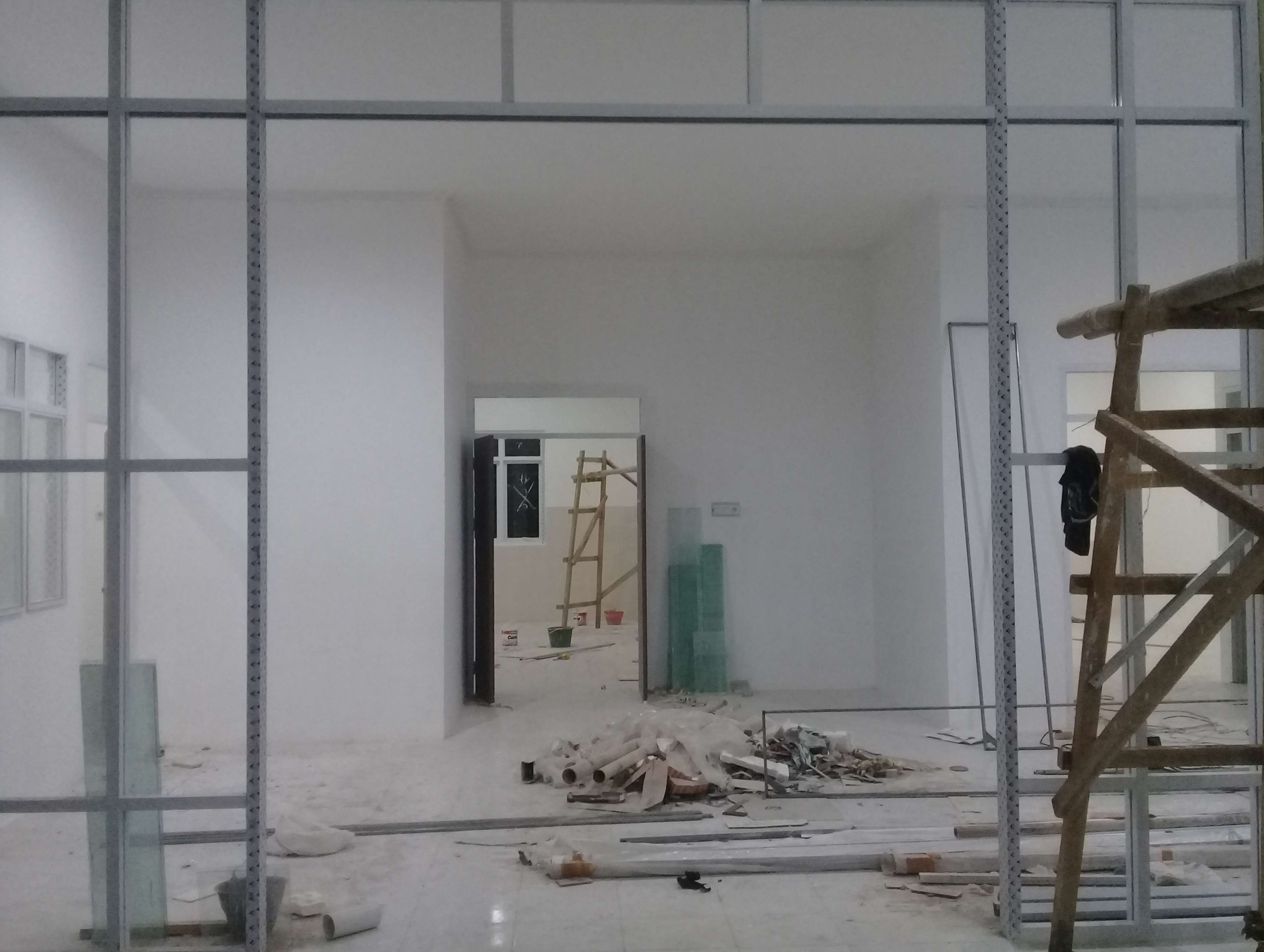 Et hvit rom under oppussing