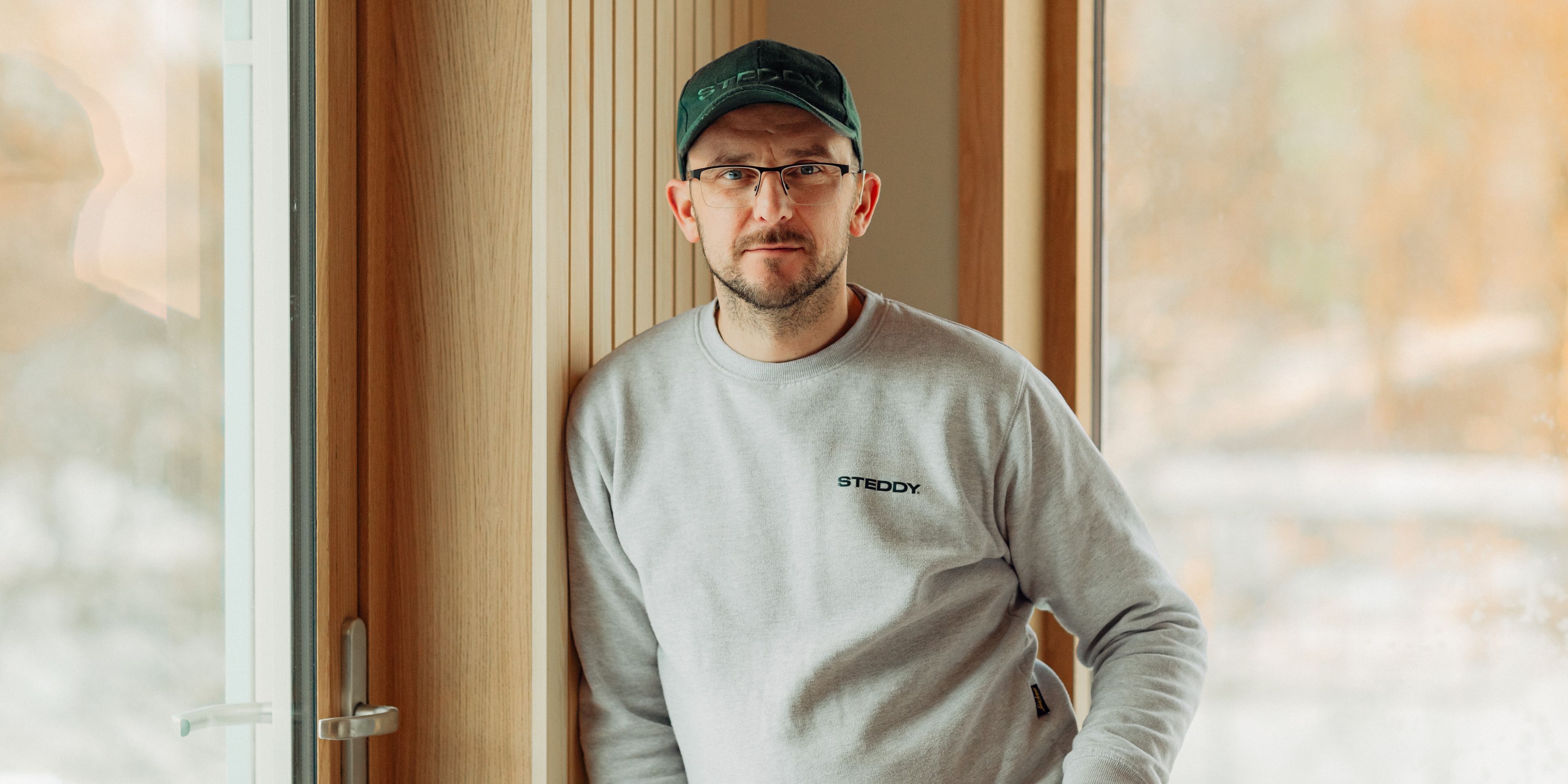 Steddy håndverker lener seg mot vegg