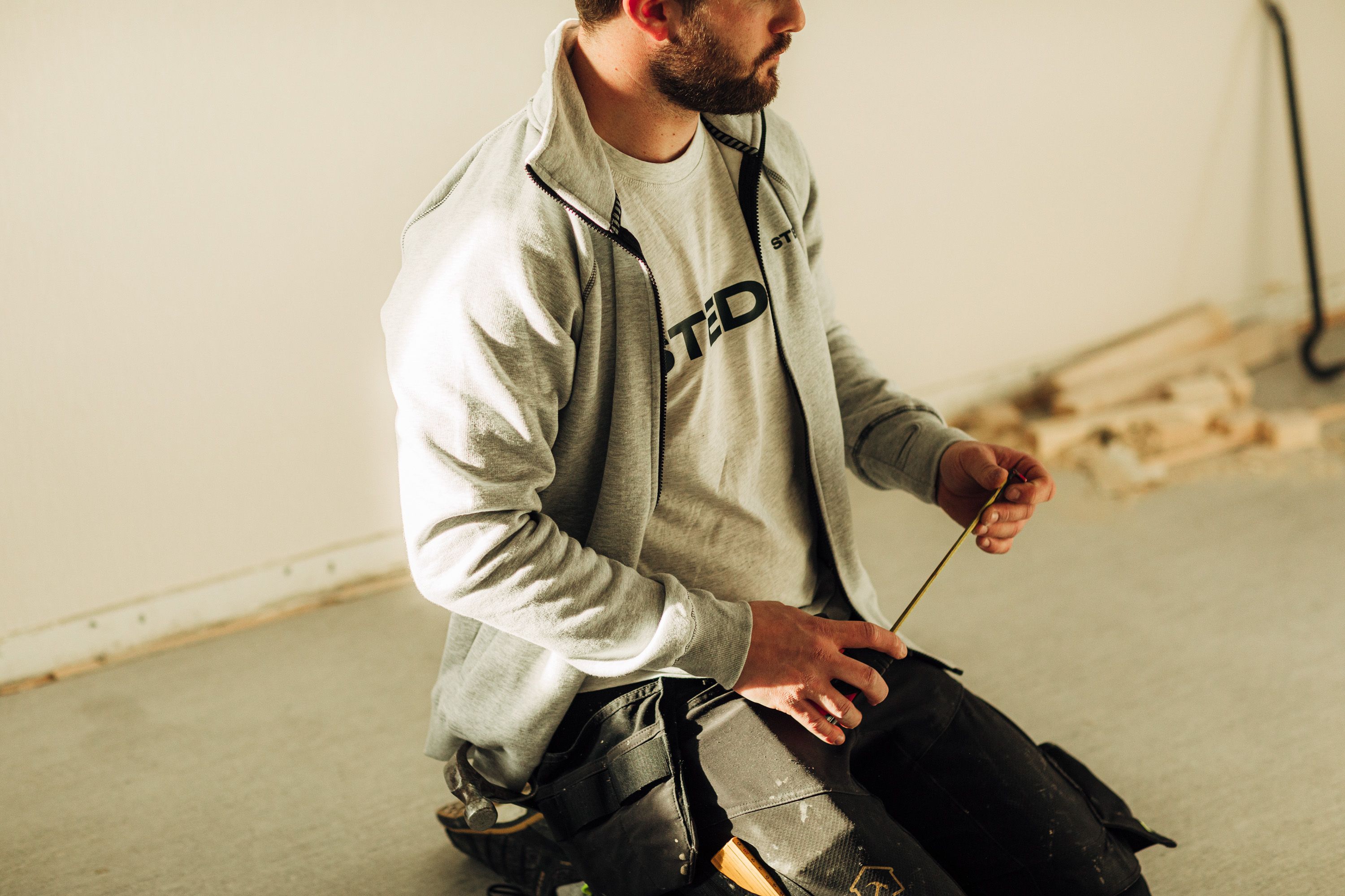 Steddy håndverker som arbeider