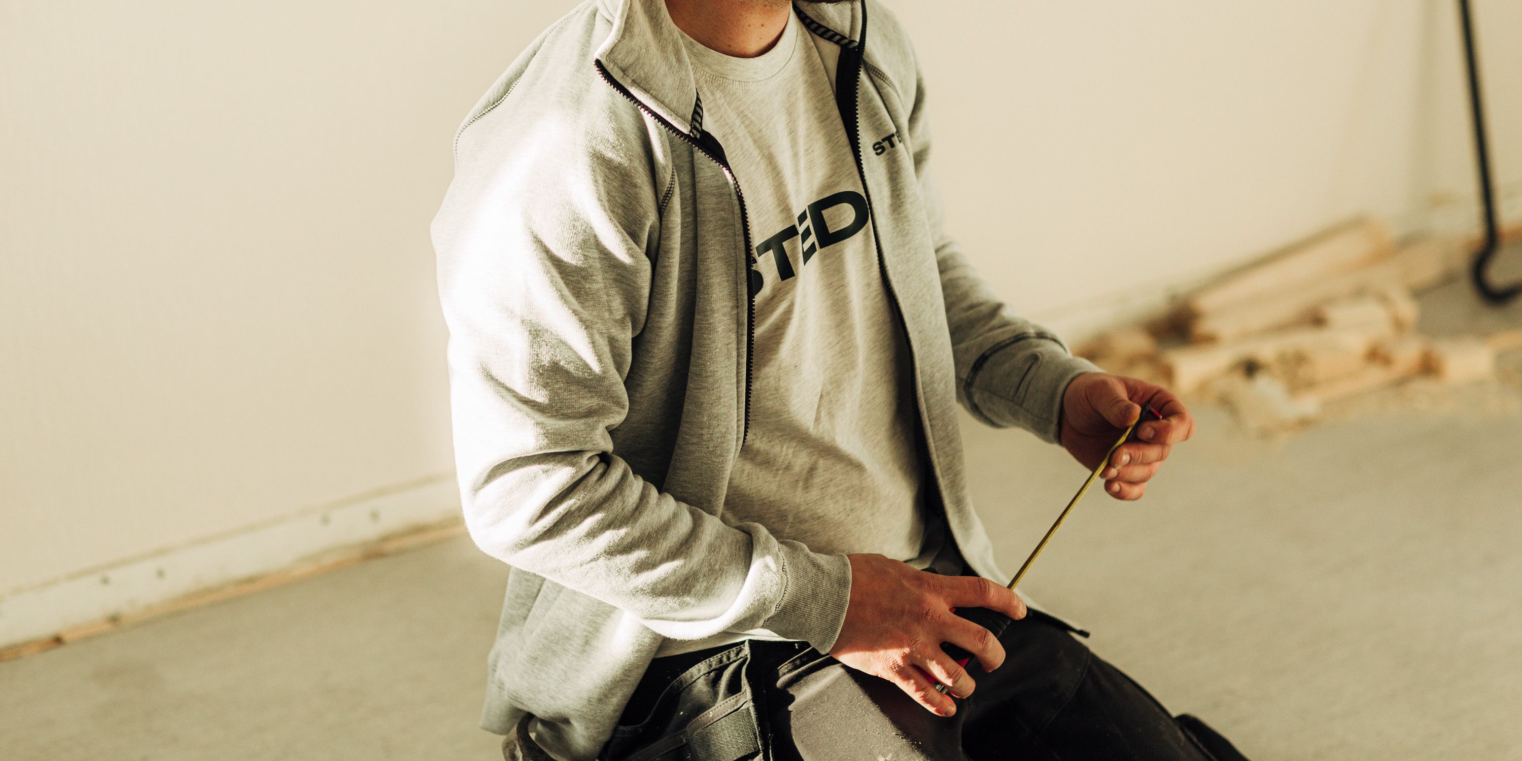 Steddy håndverker som arbeider